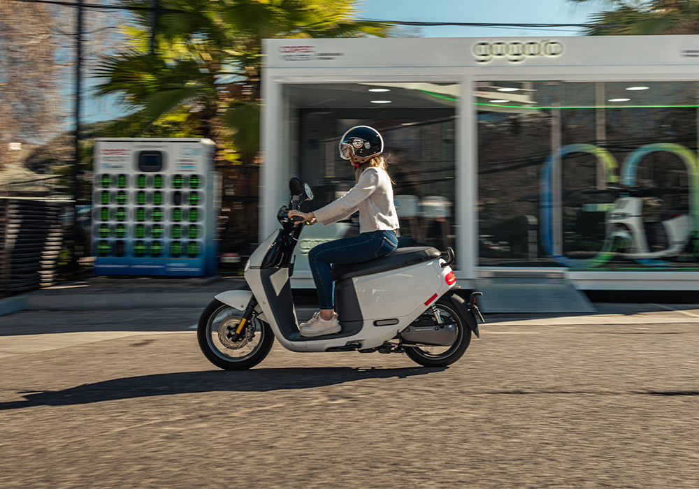 Moto eléctrica Gogoro S2 Plus calle 1