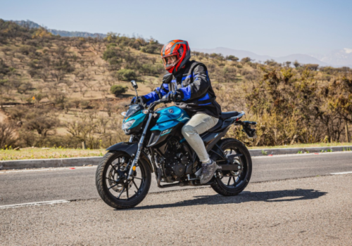 Motocicleta Yamaha FZ 25 en carretera galgo Chile lifestyle