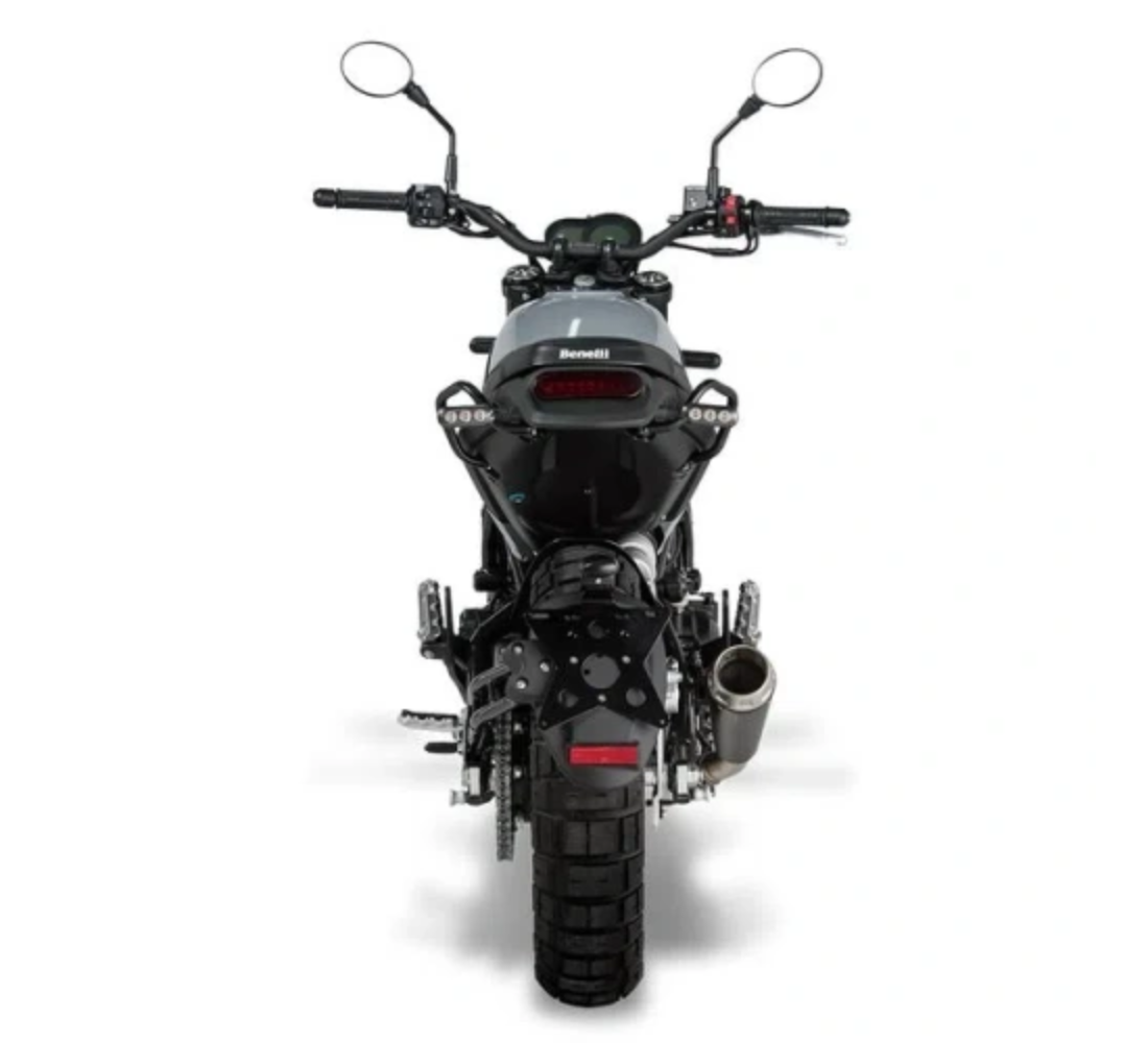 Motocicleta Benelli Leoncino 500 Trail en plano trasero galgo México