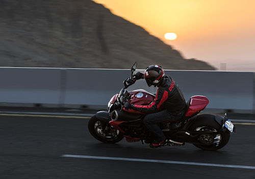 Motocicleta Ducati Diavel V4 en carretera galgo México lifestyle