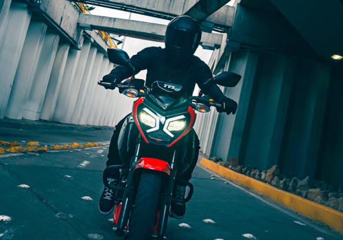 Motocicleta TVS Raider 125 en calle galgo Colombia lifestyle