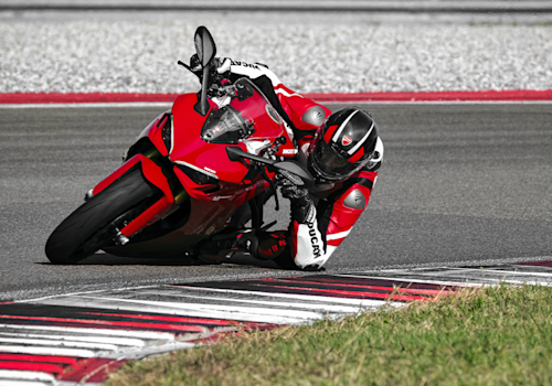 Motocicleta Ducati SuperSport 950 en pista galgo México lifestyle