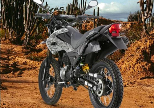 Motocicleta Victory MRX 125 CAMO TK en desierto galgo Colombia lifestyle