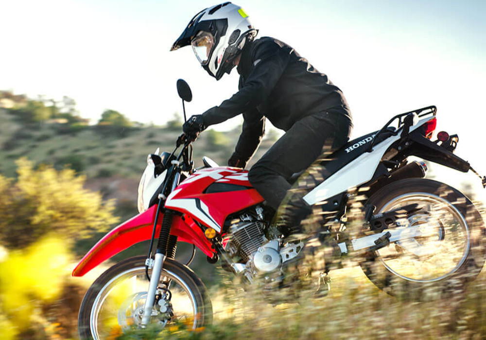 Motocicleta Honda XR 150 L en montaña galgo lifestyle