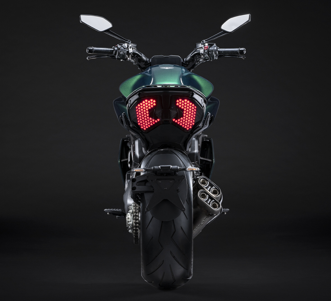 Motocicleta Ducati Diavel for Bentley en plano trasero galgo México