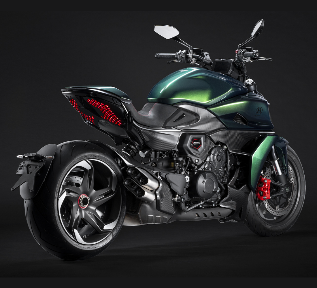 Motocicleta Ducati Diavel for Bentley en plano diagonal galgo México