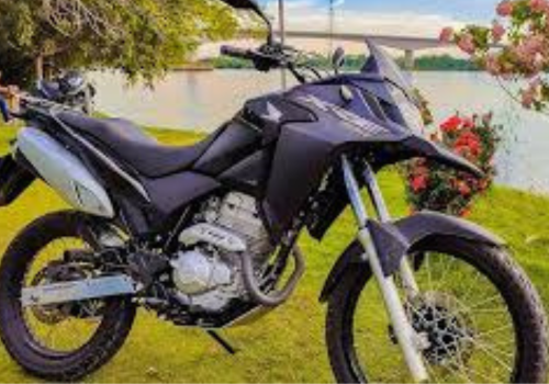 Motocicleta Honda  XRE 300 ABS DLX en calle galgo Colombia lifestyle