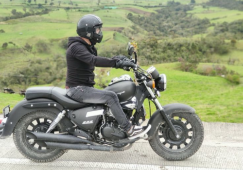 Motocicleta Keeway Superlight 200 en montaña galgo Chile lifestyle
