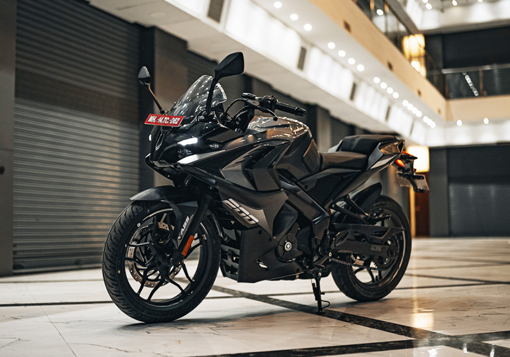 Motocicleta Bajaj Pulsar RS 200 en almacén galgo Perú lifestyle