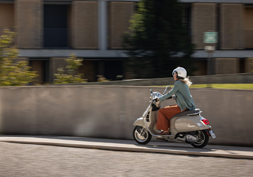 Motocicleta Vespa GTS 300 en calle galgo México lifestyle