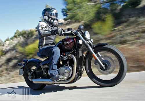 Motocicleta Triumph Bonneville Bobber en carretera galgo México lifestyle