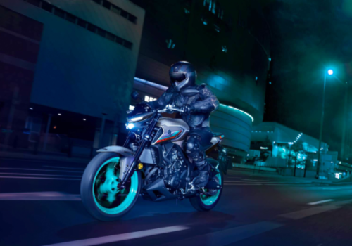 Motocicleta Yamaha MT 03 en ciudad galgo México lifestyle