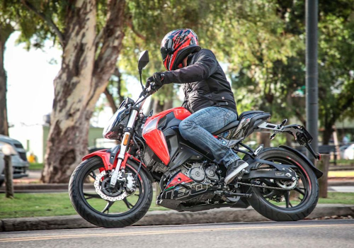 Motocicleta Benelli 180 S en calle galgo México lifestyle