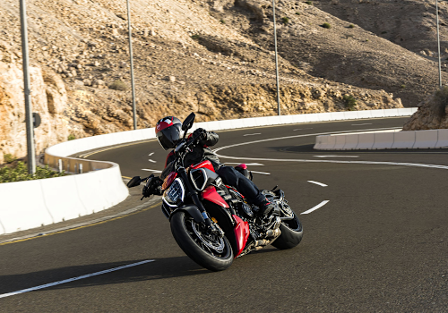 Motocicleta Ducati Diavel V4 en carretera galgo México lifestyle