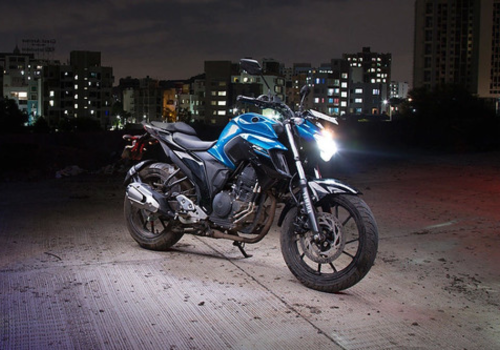 Motocicleta Yamaha FZ 25 en calle galgo Chile lifestyle