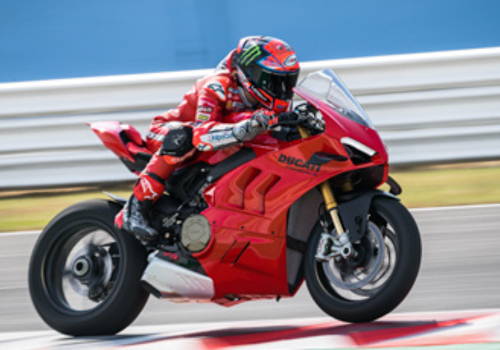 Motocicleta Ducati Panigale V4 en pista galgo México lifestyle