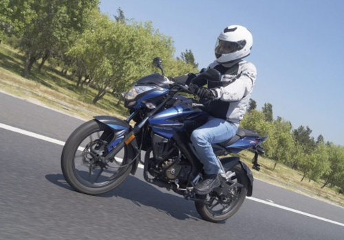 Motocicleta Bajaj Pulsar NS 160 FI  en carretera galgo Colombia lifestyle