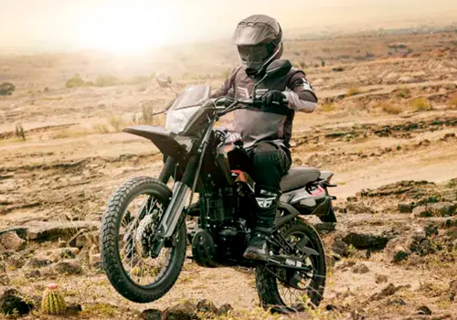 Motocicleta Victory MRX 125 TK en desierto galgo Colombia lifestyle
