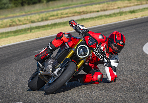 Motocicleta Ducati Monster SP en pista galgo México lifestyle