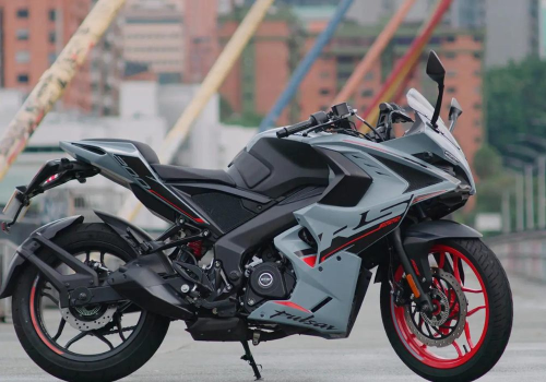 Motocicleta Bajaj Pulsar RS 200 FI ABS en ciudad galgo Colombia lifestyle