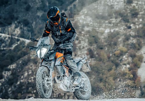 Motocicleta KTM 390 Adventure SW en montaña galgo Colombia lifestyle