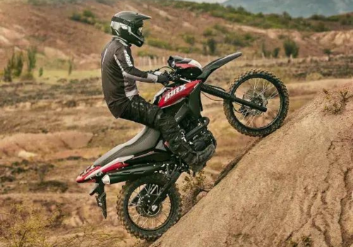 Motocicleta Victory MRX 150 en campo galgo Colombia lifestyle