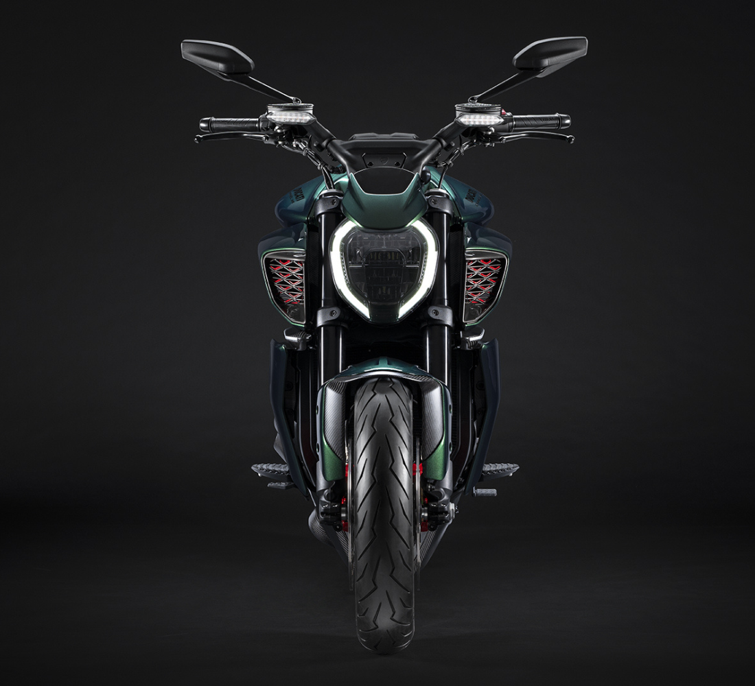 Motocicleta Ducati Diavel for Bentley en plano frontal galgo México