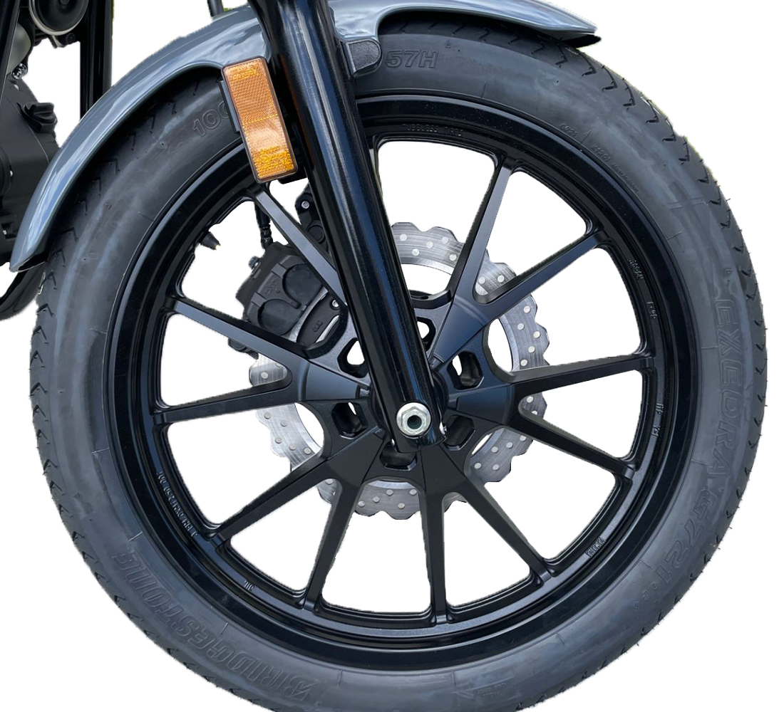 motocicleta yamaha bolt detalle rueda delantera