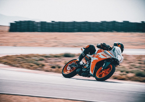 Motocicleta KTM RC 200 en pista galgo Perú lifestyle