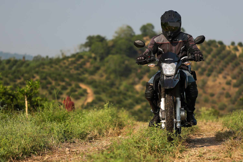 Motocicleta Suzuki DR 150 FI ABS en montaña galgo Colombia lifestyle