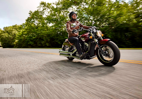 Motocicleta Indian Scout en carretera galgo México lifestyle