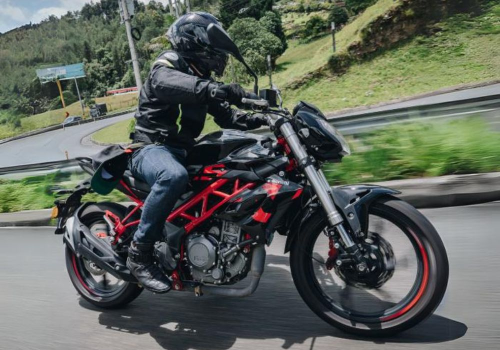 Motocicleta Benelli TNT 25N en carretera galgo México lifestyle