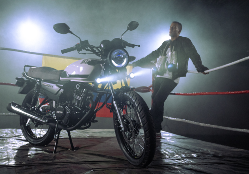 Motocicleta AKT NKD EX74 en bodega galgo Colombia lifestyle