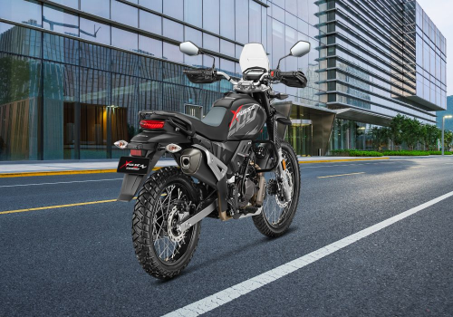 motocicleta hero xpulse 200 4V lifestyle calle perfil derecho detras
