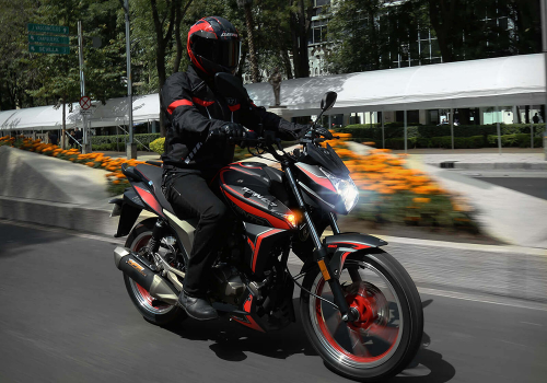 Motocicleta Vento Tornado 250 en ciudad galgo México lifestyle