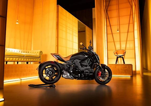 Motocicleta Ducati XDiavel Nera en casa galgo México lifestyle