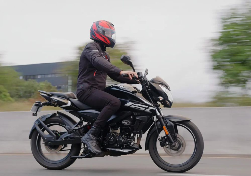 Motocicleta Bajaj Pulsar NS 160 FI  en carretera galgo Colombia lifestyle