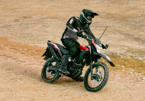 Motocicleta Victory MRX 150 en tierra galgo Colombia lifestyle