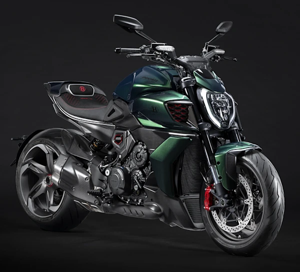 Motocicleta Ducati Diavel for Bentley en primer plano galgo México