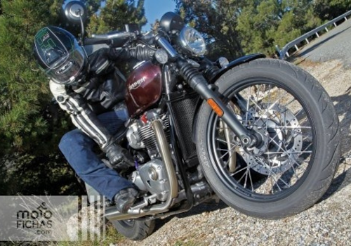 Motocicleta Triumph Bonneville Bobber en carretera galgo México lifestyle