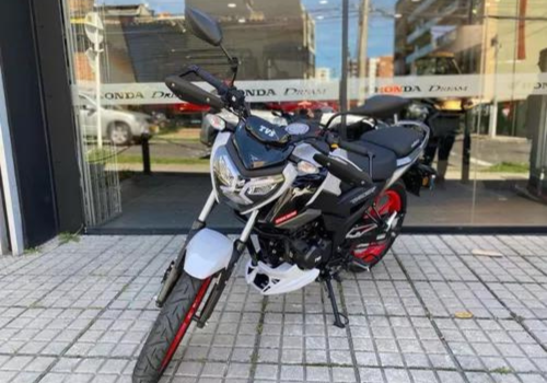 Motocicleta TVS Raider 125 Racing en calle galgo Colombia lifestyle