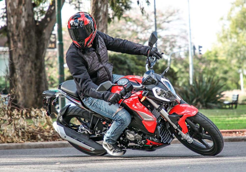 Motocicleta Benelli 180 S en calle galgo México lifestyle