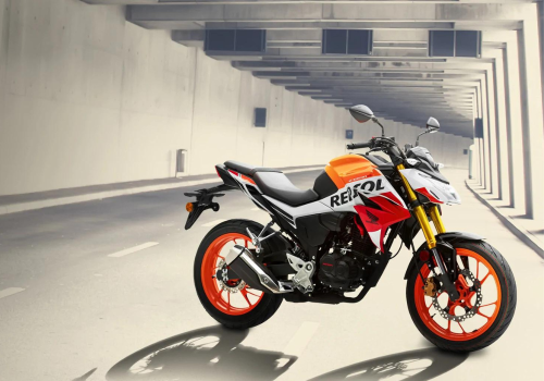 Motocicleta Honda CB 190R REPSOL en carretera galgo Colombia lifestyle