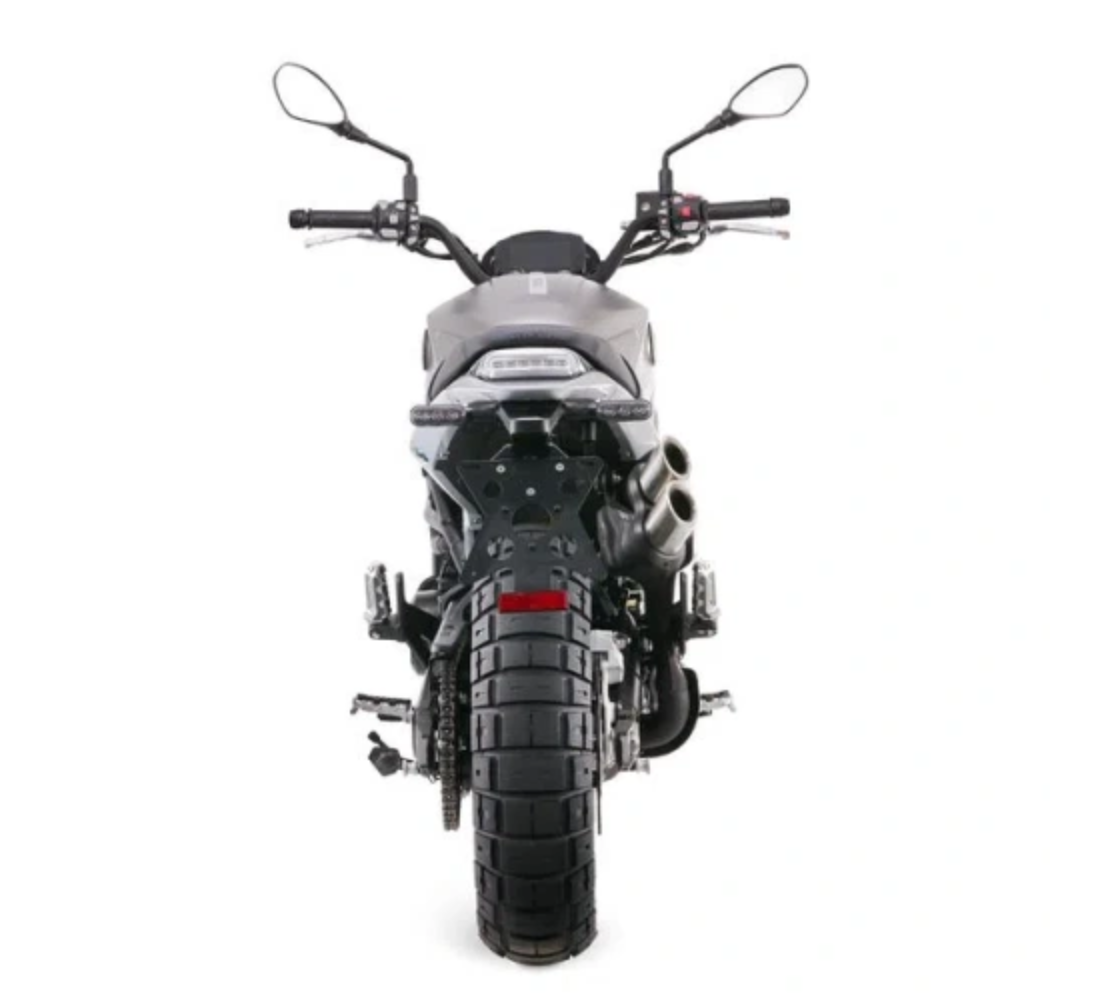 Motocicleta Benelli Leoncino 800 Trail en plano trasero galgo México