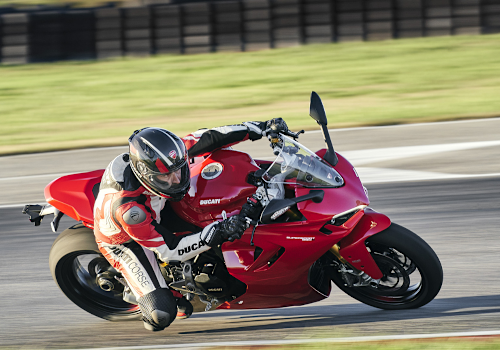 Motocicleta Ducati SuperSport 950 en pista galgo México lifestyle