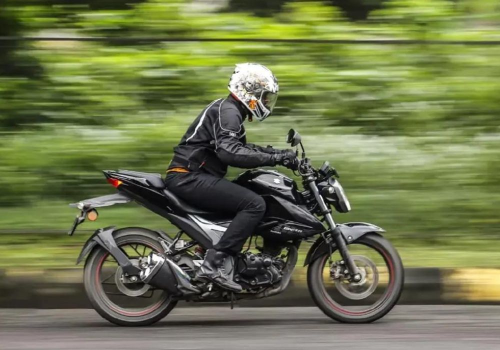 Motocicleta Suzuki Gixxer Naked 150 en calle galgo Perú lifestyle