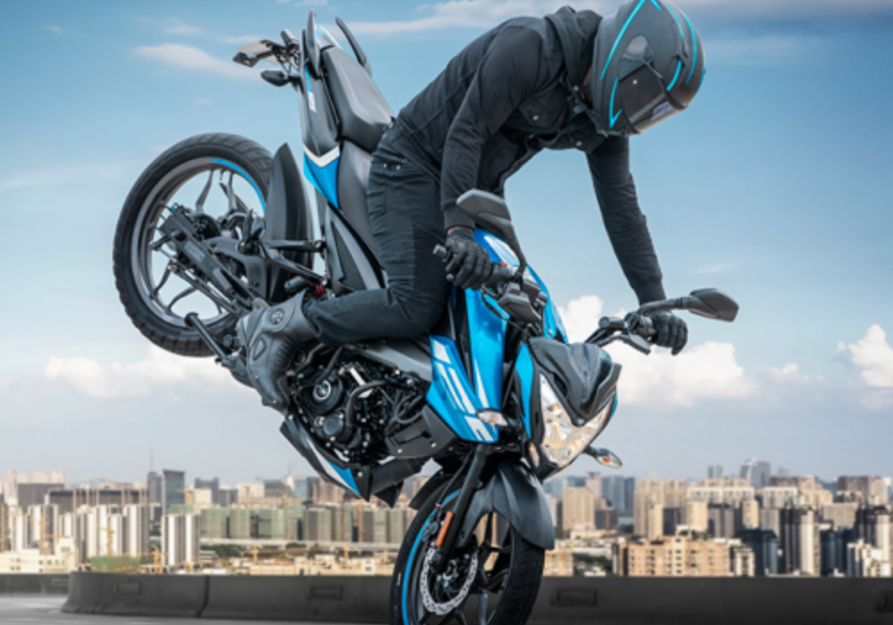 Motocicleta Bajaj Pulsar 125 NS en ciudad galgo Perú lifestyle