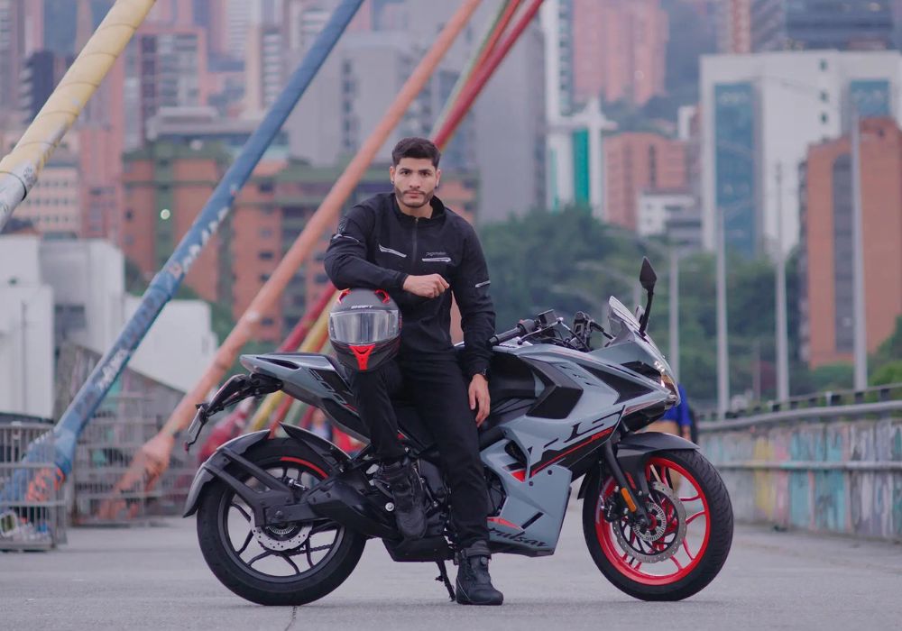 Motocicleta Bajaj Pulsar RS 200 FI ABS en ciudad galgo Colombia lifestyle