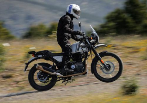 Motocicleta Royal Enfield Himalayan en montaña galgo México lifestyle