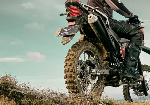Motocicleta Victory MRX 125 en desierto galgo Colombia lifestyle